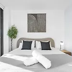The Sunset - Brand New Riverview 2 Bedroom With Free Parking, Pool & Gym