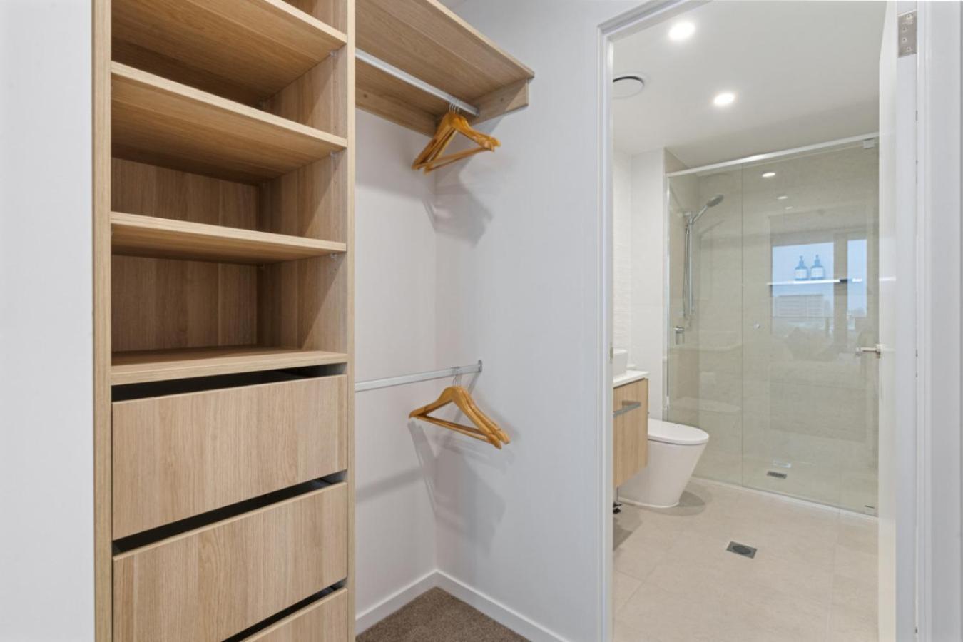 The Sunset - Brand New Riverview 2 Bedroom With Free Parking, Pool & Gym Apartment *